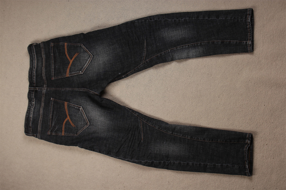 Tejido de denim de alta calidad negro oscuro de color cruzado de estiramiento de estiramiento de estiramiento para hombres jeans